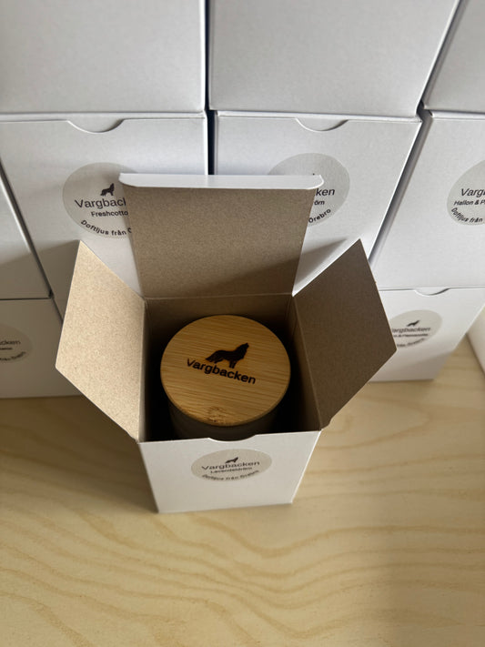 Vargbacken doftljus i förpackning. Vit kartong