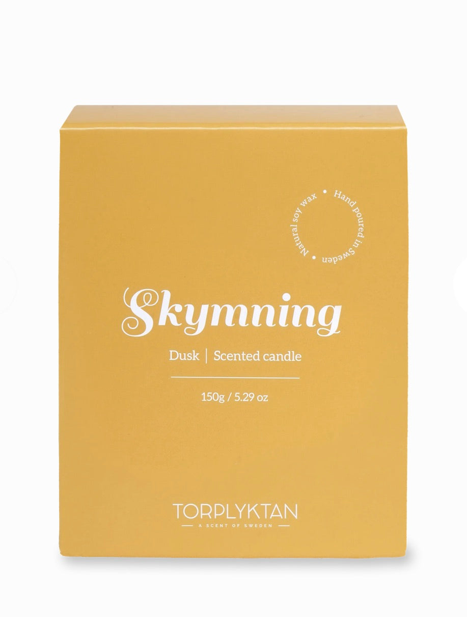 Doftljus Skymning 150g i glas med trälock på vit bakgrund