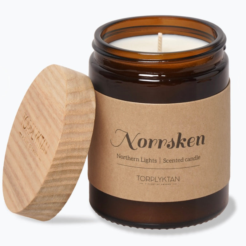 Doftljus Norrsken 150g i glas med trälock på vit bakgrund