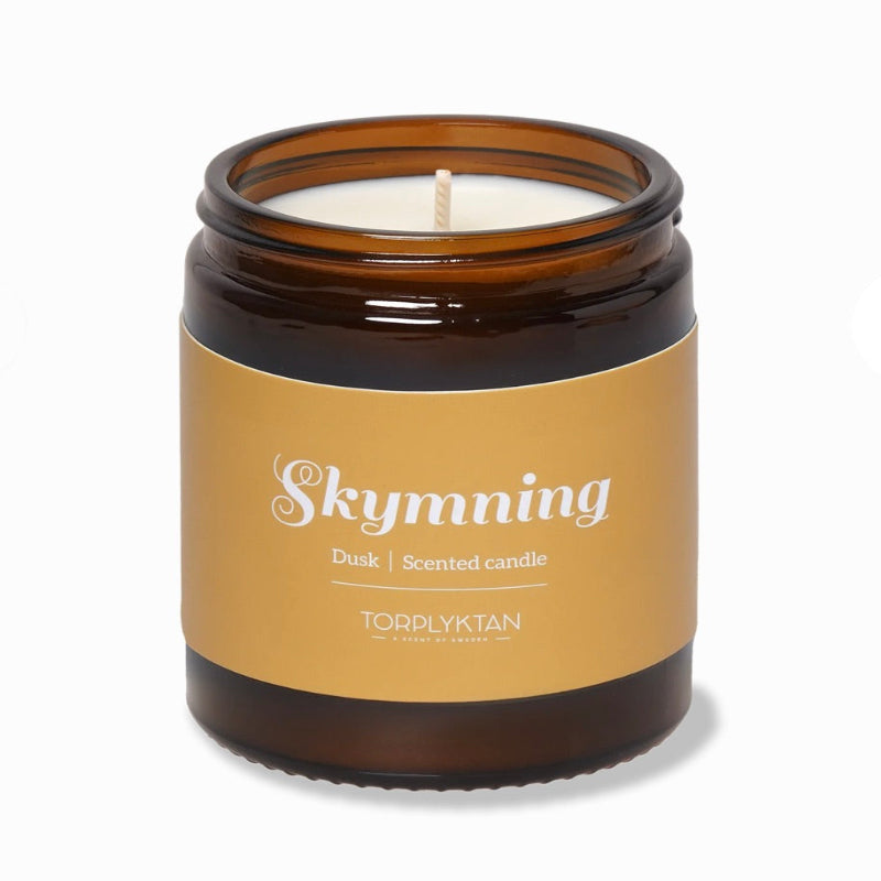 Doftljus Skymning 150g i glas med trälock på vit bakgrund