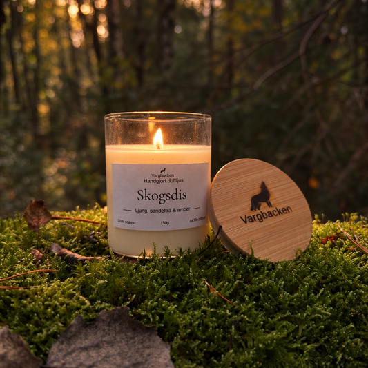 Doftljus Skogsdis i glas Vargbacken - 150g Ljung, sandelträ & bärnsten