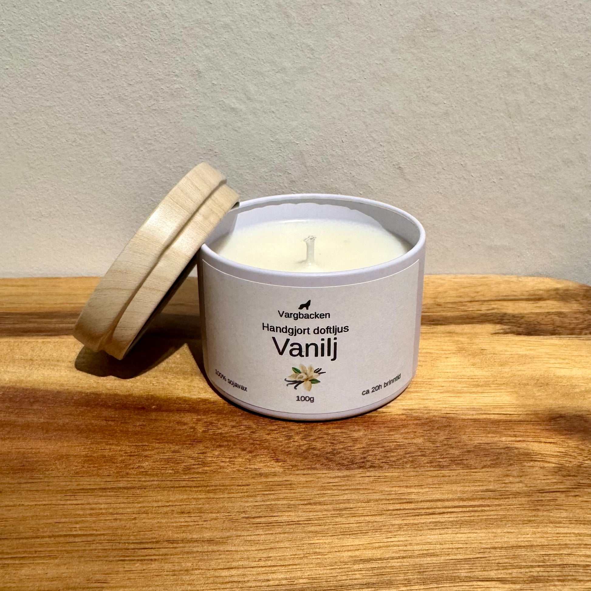 Handgjutet doftljus vanilj sojavax 100g - Naturligt veganskt ljus plåtburk med lock - Tillverkat i Örebro Sverige
