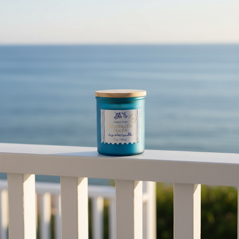 Paddywax Coastal doftljus Sundried Linen i havsblått glas